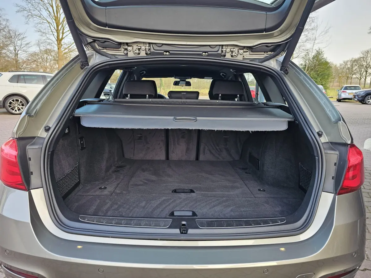 320i Centennial High Executive | Automaat | Navi | Stoelverwarming | LED | Cruise | PDC |