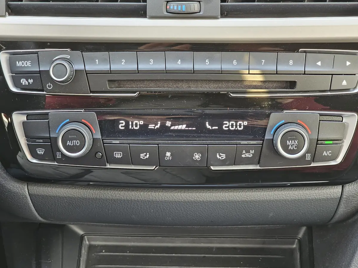 320i Centennial High Executive | Automaat | Navi | Stoelverwarming | LED | Cruise | PDC |