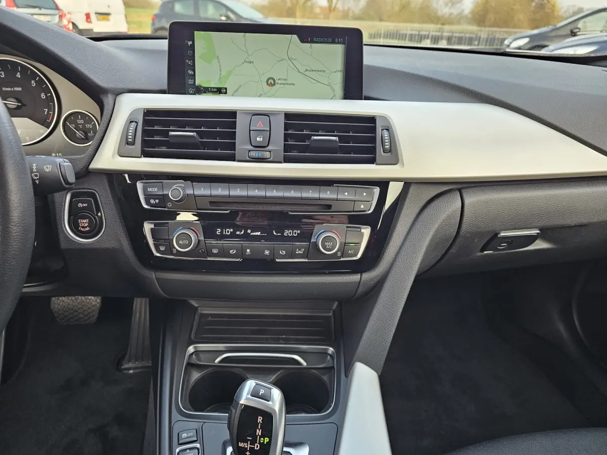 320i Centennial High Executive | Automaat | Navi | Stoelverwarming | LED | Cruise | PDC |