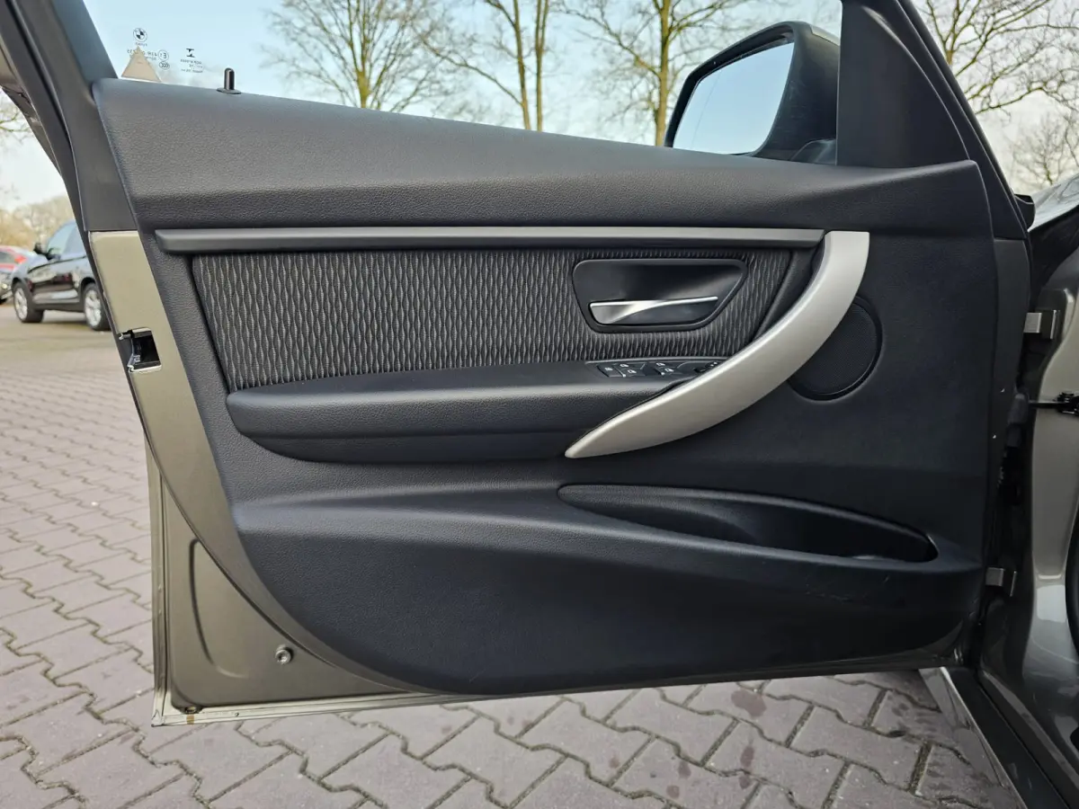 320i Centennial High Executive | Automaat | Navi | Stoelverwarming | LED | Cruise | PDC |