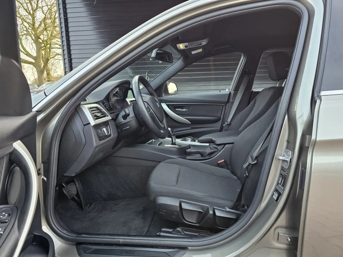 320i Centennial High Executive | Automaat | Navi | Stoelverwarming | LED | Cruise | PDC |
