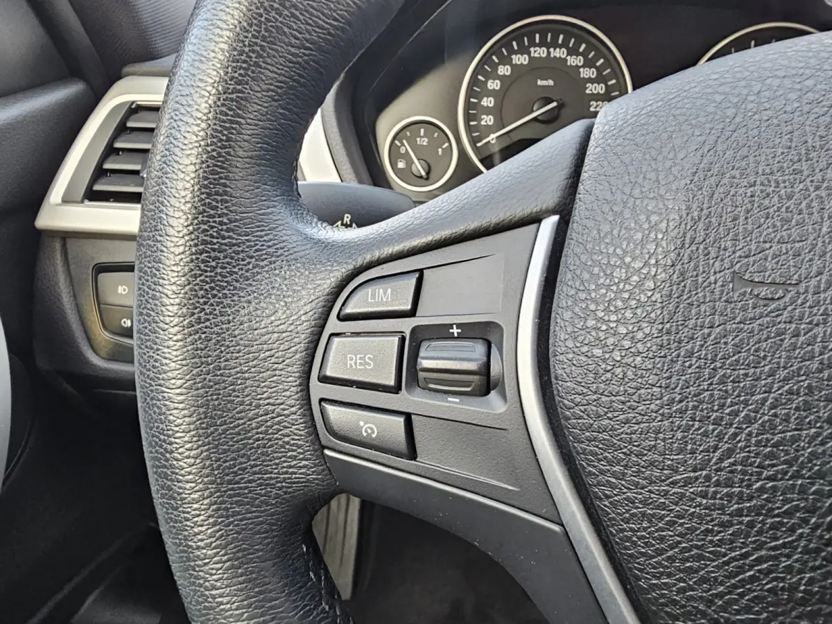 320i Centennial High Executive | Automaat | Navi | Stoelverwarming | LED | Cruise | PDC |