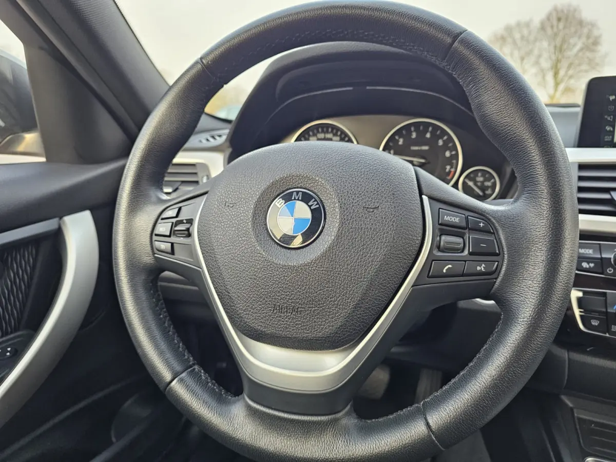 320i Centennial High Executive | Automaat | Navi | Stoelverwarming | LED | Cruise | PDC |