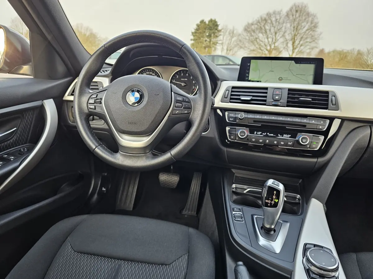 320i Centennial High Executive | Automaat | Navi | Stoelverwarming | LED | Cruise | PDC |