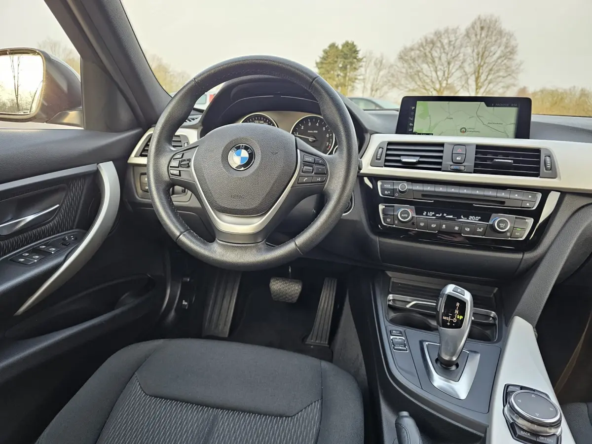 320i Centennial High Executive | Automaat | Navi | Stoelverwarming | LED | Cruise | PDC |