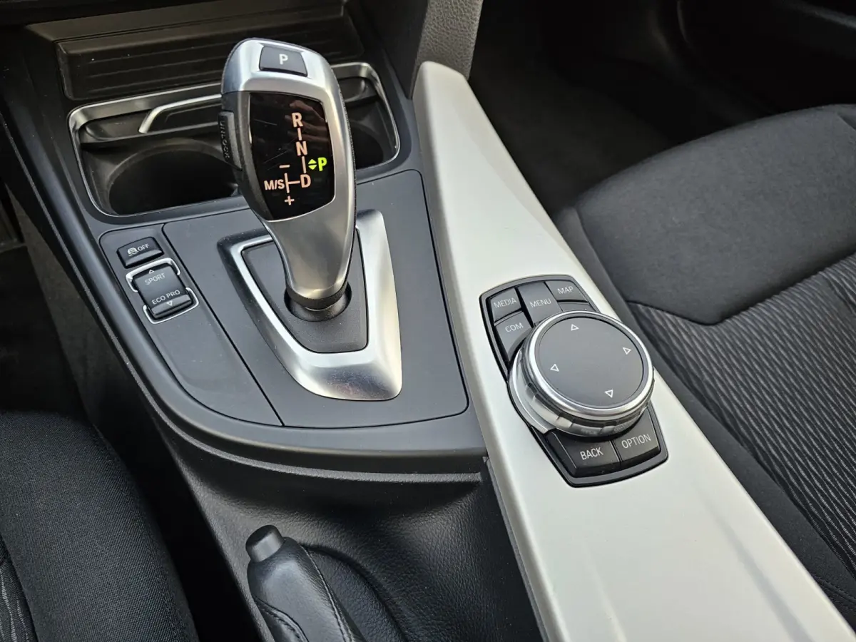 320i Centennial High Executive | Automaat | Navi | Stoelverwarming | LED | Cruise | PDC |