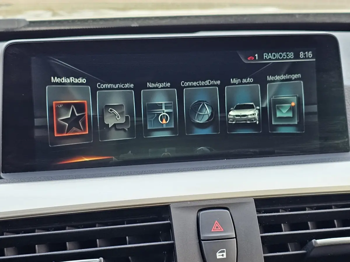 320i Centennial High Executive | Automaat | Navi | Stoelverwarming | LED | Cruise | PDC |