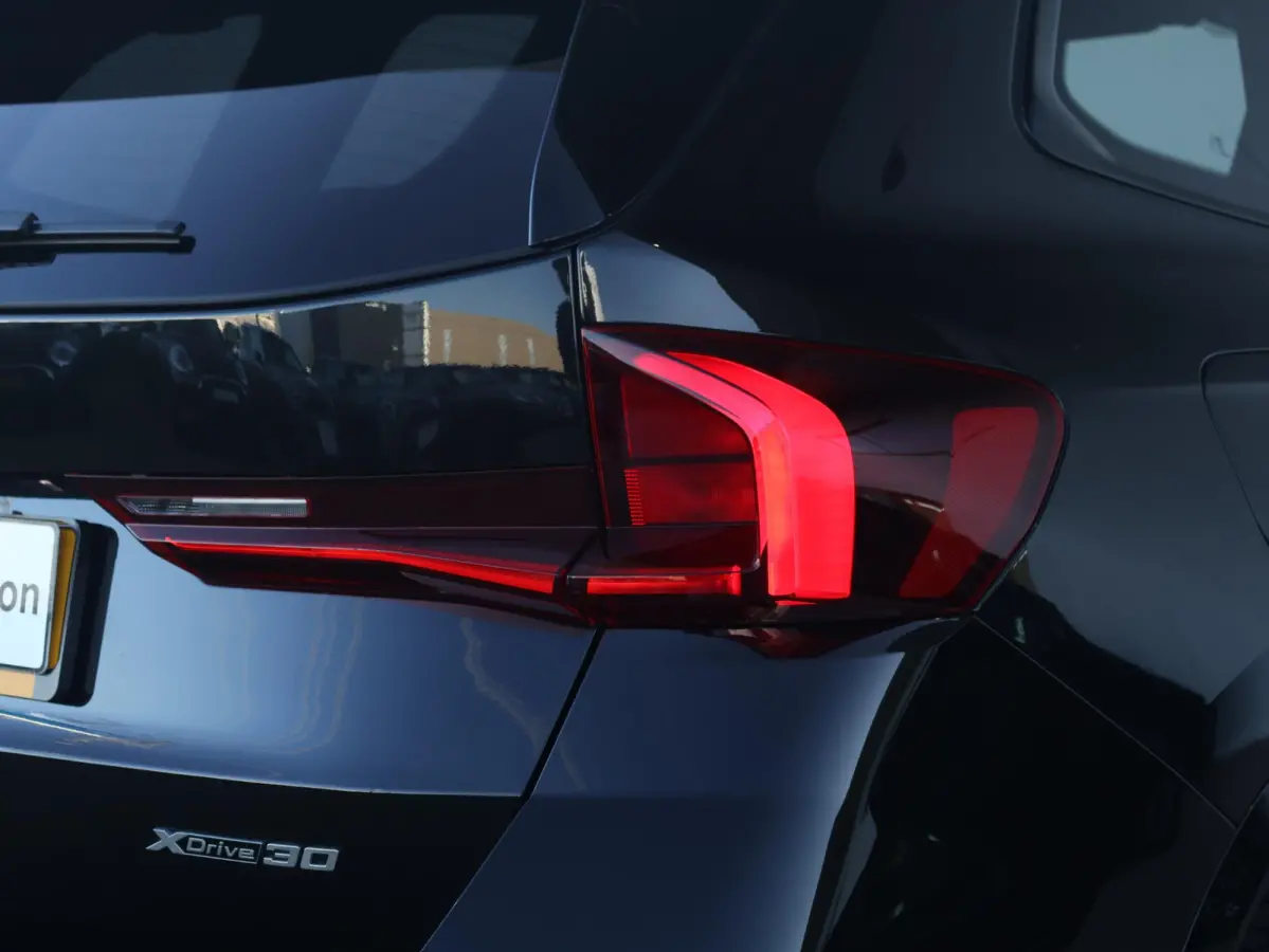 xDrive30 67 kWh | SoH 100% | M-Sport Pakket | Achteruitrij Camera | PDC | Verwarmde Voorstoelen | 18'' LM | Getint Glas Achter |