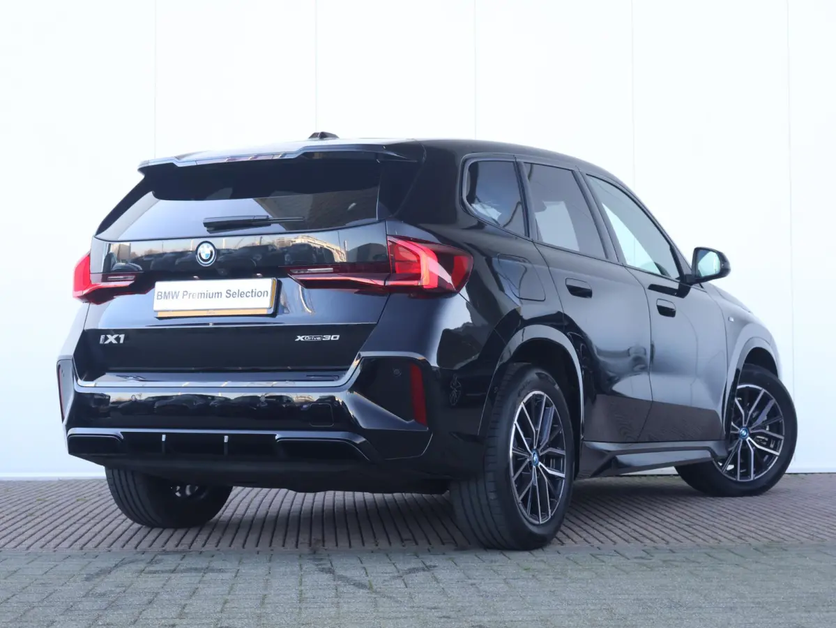 xDrive30 67 kWh | SoH 100% | M-Sport Pakket | Achteruitrij Camera | PDC | Verwarmde Voorstoelen | 18'' LM | Getint Glas Achter |