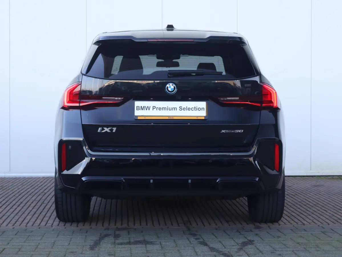 xDrive30 67 kWh | SoH 100% | M-Sport Pakket | Achteruitrij Camera | PDC | Verwarmde Voorstoelen | 18'' LM | Getint Glas Achter |