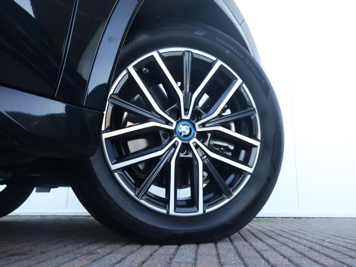 xDrive30 67 kWh | SoH 100% | M-Sport Pakket | Achteruitrij Camera | PDC | Verwarmde Voorstoelen | 18'' LM | Getint Glas Achter |