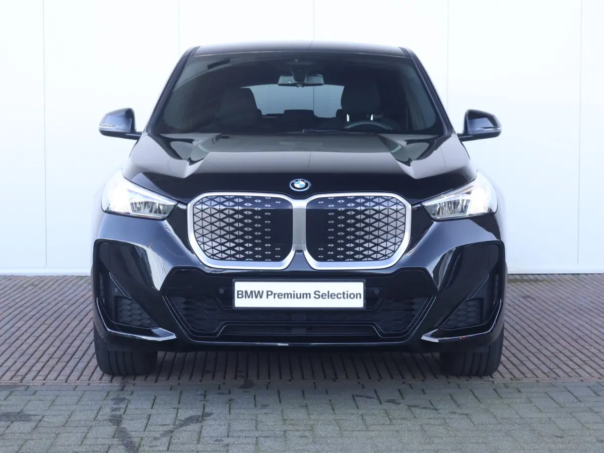 xDrive30 67 kWh | SoH 100% | M-Sport Pakket | Achteruitrij Camera | PDC | Verwarmde Voorstoelen | 18'' LM | Getint Glas Achter |