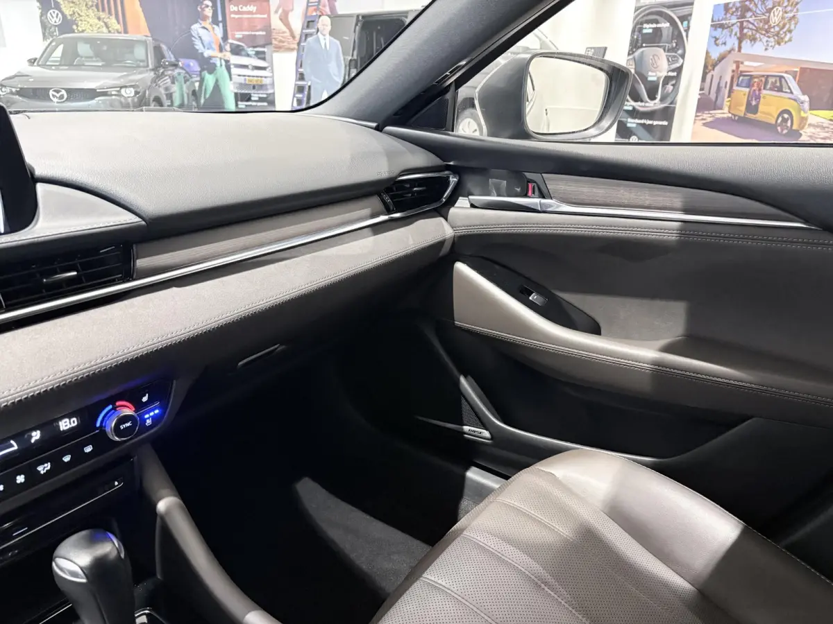 2.5 SkyActiv-G 194 Signature Metaalkleur | Trekhaak | Achterbank verwarmd | Airco | Audio Installatie Premium | Autonomous Emergency Braking | Bluetooth Telefoonverbinding | Cruise Control A