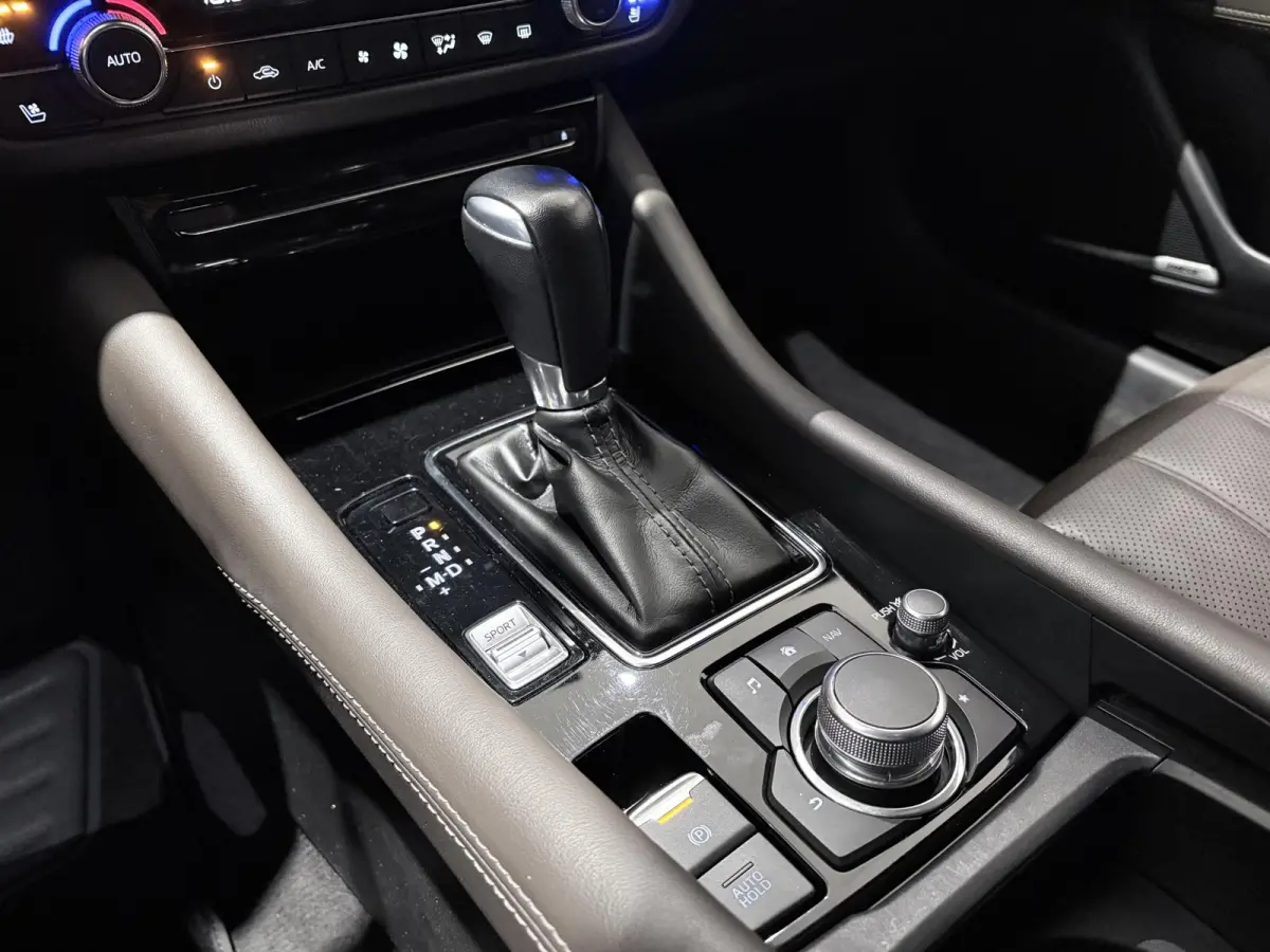 2.5 SkyActiv-G 194 Signature Metaalkleur | Trekhaak | Achterbank verwarmd | Airco | Audio Installatie Premium | Autonomous Emergency Braking | Bluetooth Telefoonverbinding | Cruise Control A