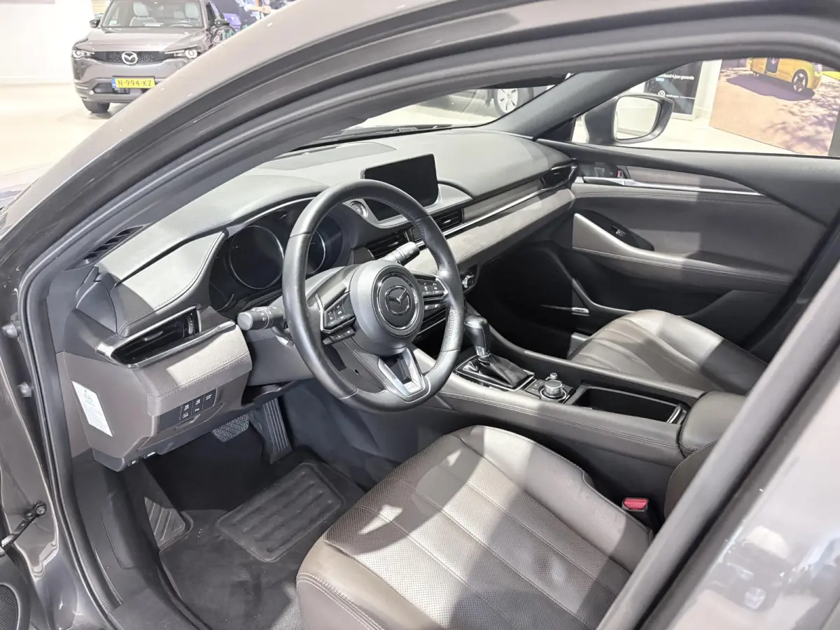 2.5 SkyActiv-G 194 Signature Metaalkleur | Trekhaak | Achterbank verwarmd | Airco | Audio Installatie Premium | Autonomous Emergency Braking | Bluetooth Telefoonverbinding | Cruise Control A