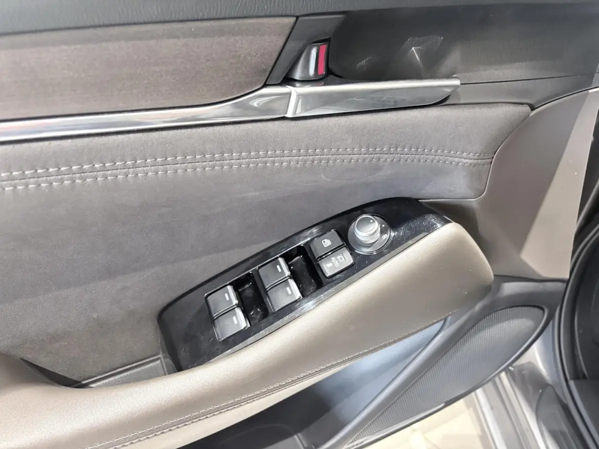 2.5 SkyActiv-G 194 Signature Metaalkleur | Trekhaak | Achterbank verwarmd | Airco | Audio Installatie Premium | Autonomous Emergency Braking | Bluetooth Telefoonverbinding | Cruise Control A