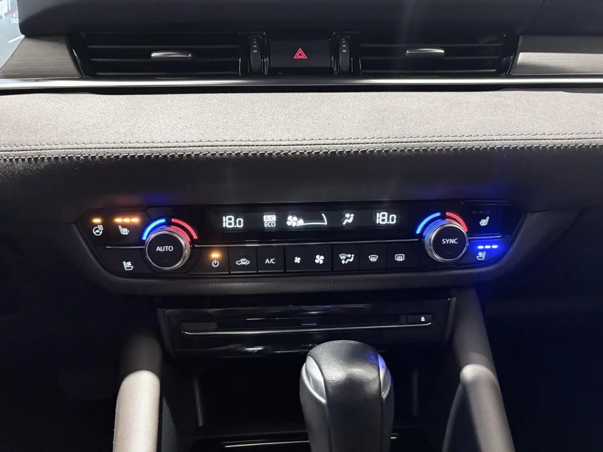 2.5 SkyActiv-G 194 Signature Metaalkleur | Trekhaak | Achterbank verwarmd | Airco | Audio Installatie Premium | Autonomous Emergency Braking | Bluetooth Telefoonverbinding | Cruise Control A