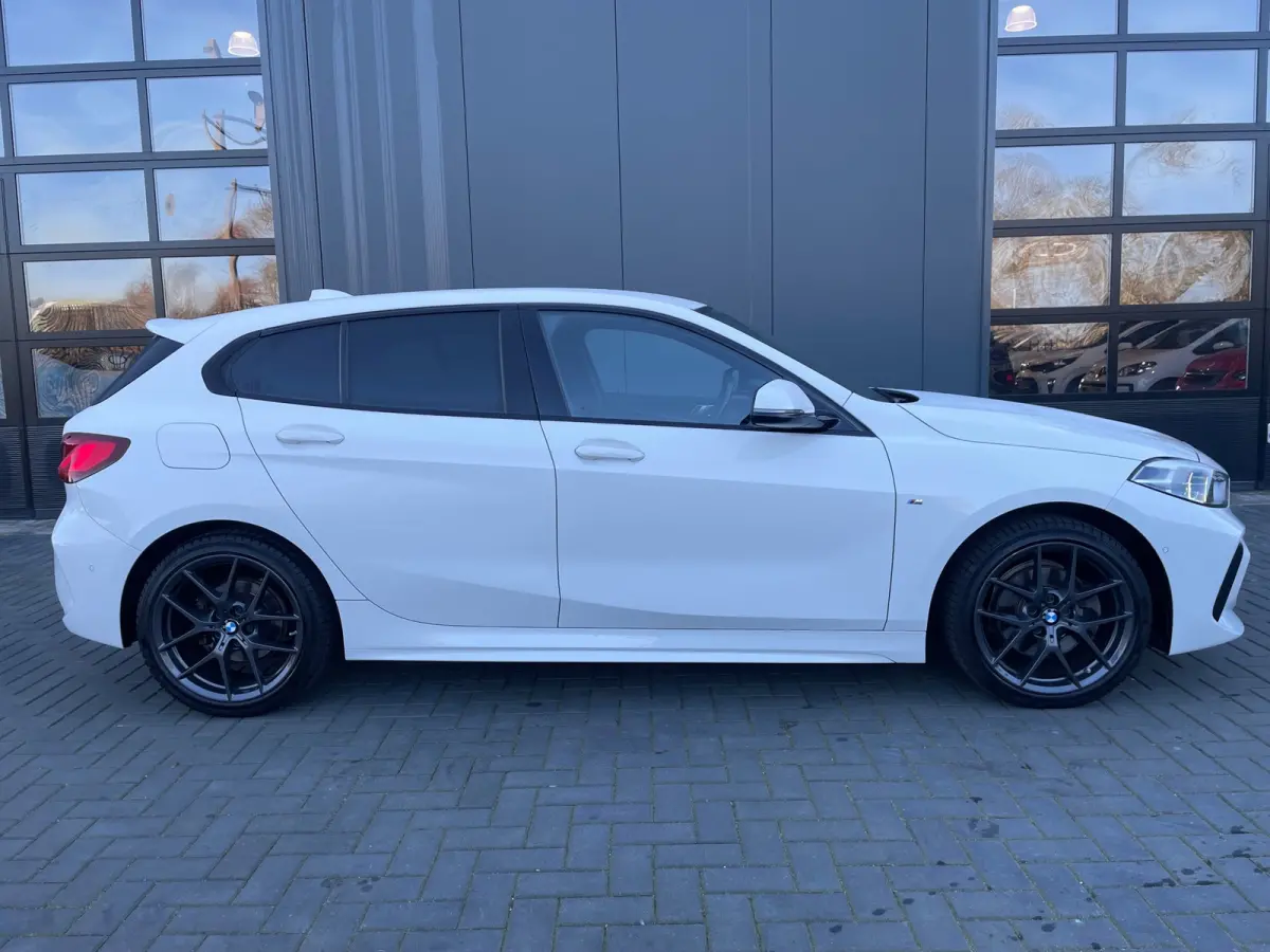 118i Business Edition Plus M-Sport/NL.Auto/Leder/Full Led/Climatronic/Camera/1Ste Eigenaar/Dealer Onderhouden