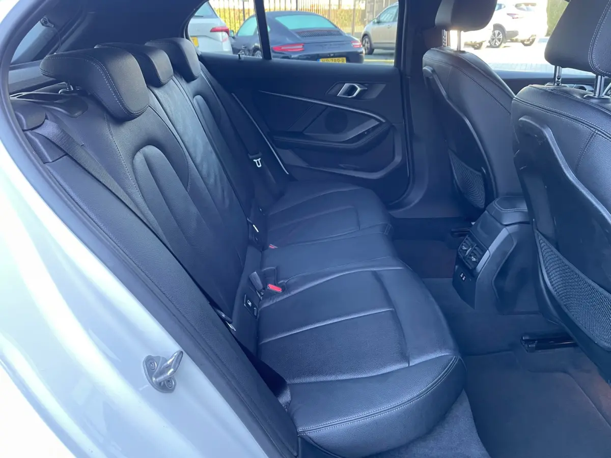 118i Business Edition Plus M-Sport/NL.Auto/Leder/Full Led/Climatronic/Camera/1Ste Eigenaar/Dealer Onderhouden