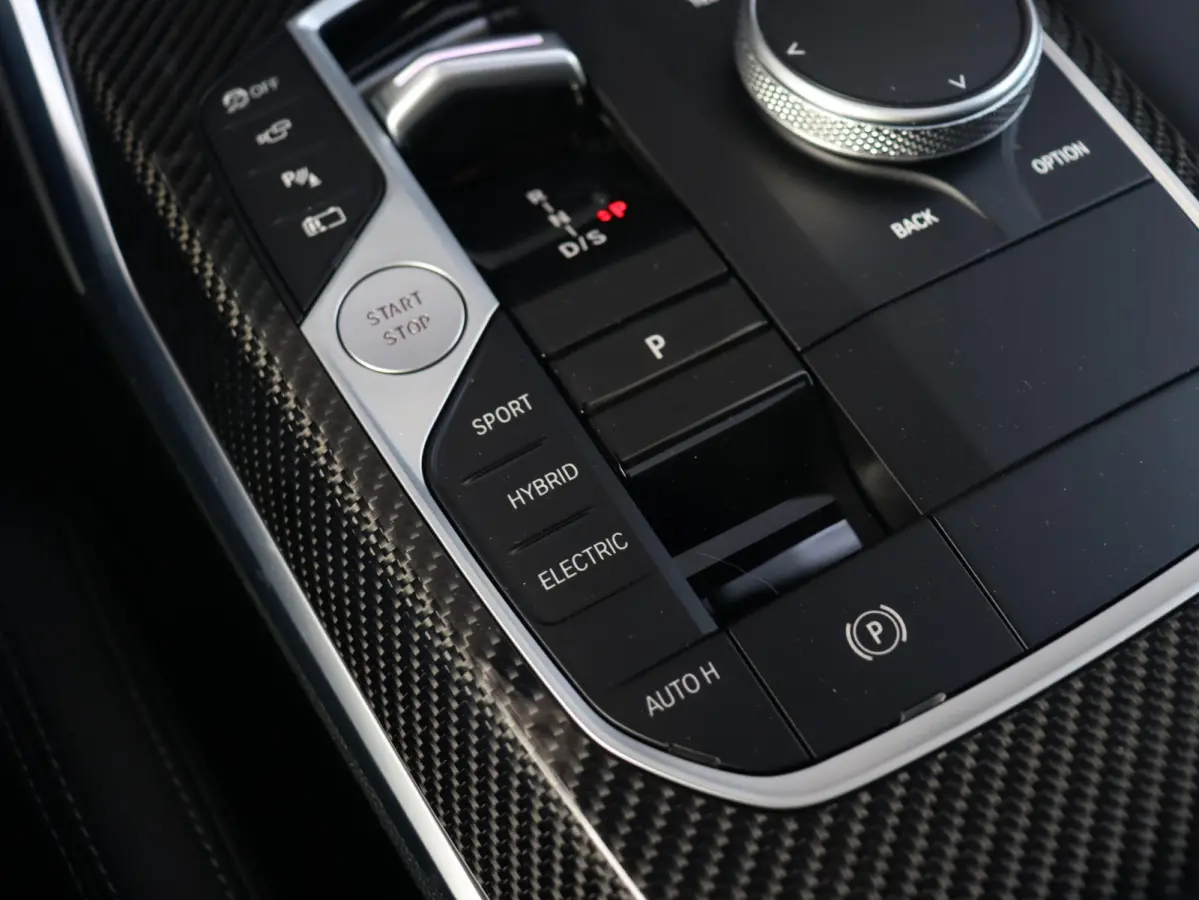330e | M Sportpakket Pro | Panodak | Head-Up | Adaptive Cruise Control | Trekhaak | Harman Kardon | Elektr. Stoelen | Comfort Access | Driving Assistant | SOH 100% | 19'' LMV