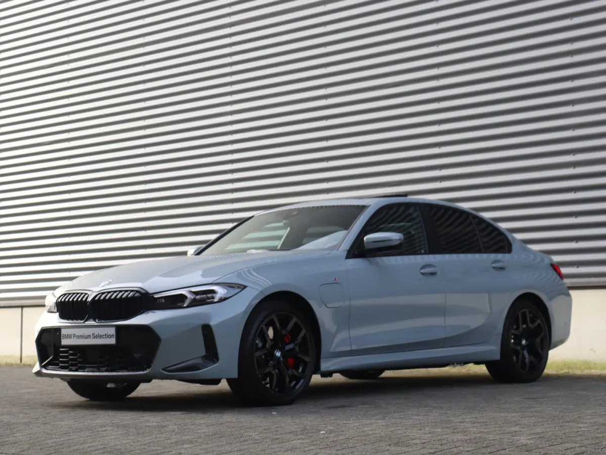 330e | M Sportpakket Pro | Panodak | Head-Up | Adaptive Cruise Control | Trekhaak | Harman Kardon | Elektr. Stoelen | Comfort Access | Driving Assistant | SOH 100% | 19'' LMV