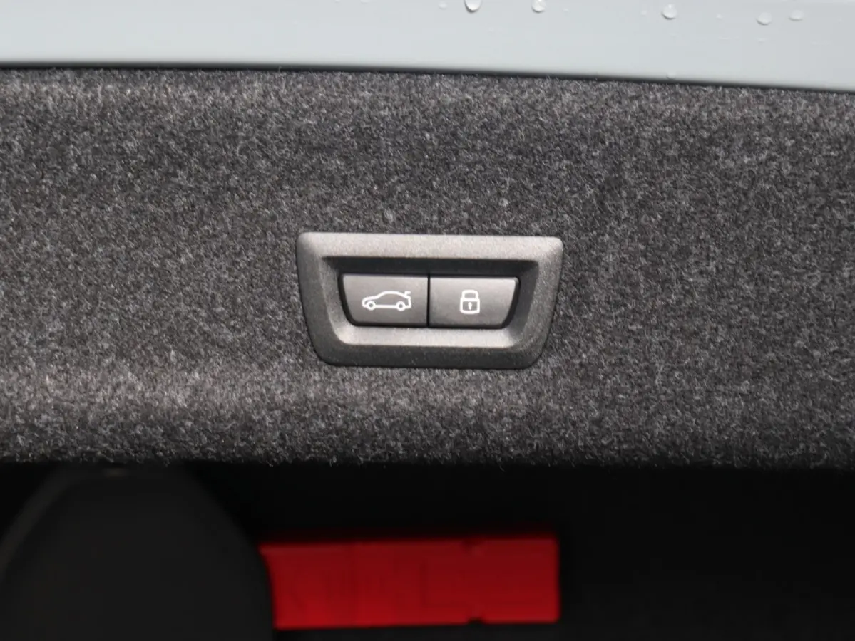 330e | M Sportpakket Pro | Panodak | Head-Up | Adaptive Cruise Control | Trekhaak | Harman Kardon | Elektr. Stoelen | Comfort Access | Driving Assistant | SOH 100% | 19'' LMV