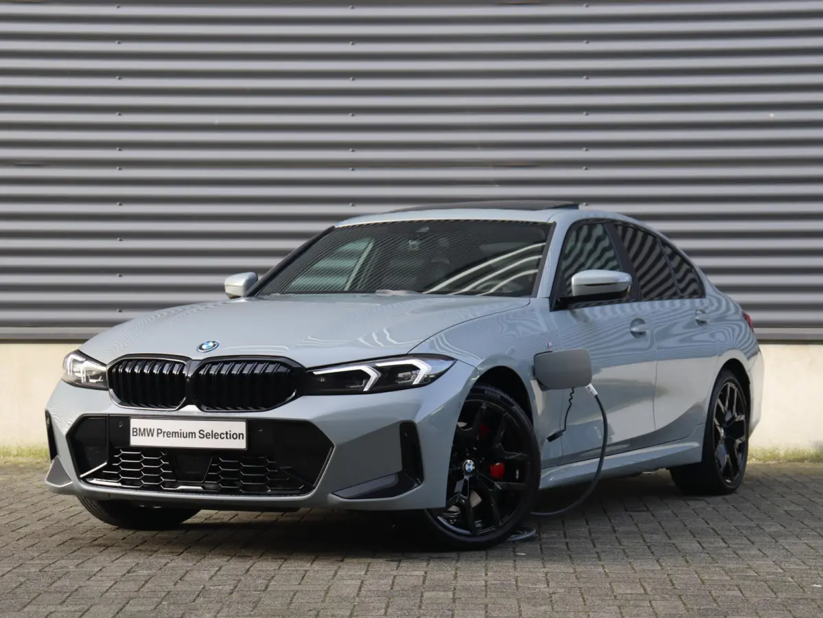 330e | M Sportpakket Pro | Panodak | Head-Up | Adaptive Cruise Control | Trekhaak | Harman Kardon | Elektr. Stoelen | Comfort Access | Driving Assistant | SOH 100% | 19'' LMV