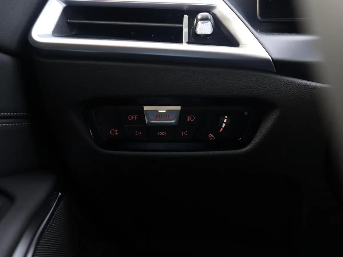330e | M Sportpakket Pro | Panodak | Head-Up | Adaptive Cruise Control | Trekhaak | Harman Kardon | Elektr. Stoelen | Comfort Access | Driving Assistant | SOH 100% | 19'' LMV