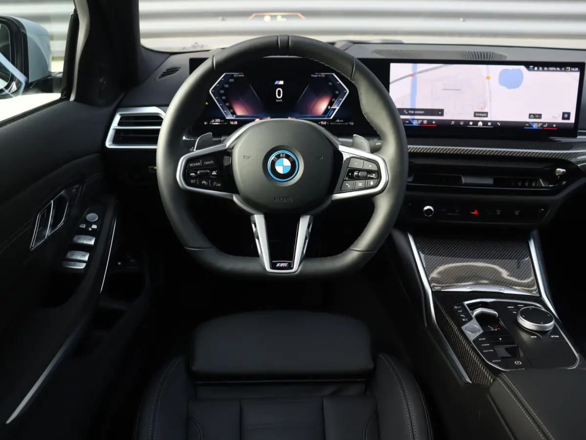 330e | M Sportpakket Pro | Panodak | Head-Up | Adaptive Cruise Control | Trekhaak | Harman Kardon | Elektr. Stoelen | Comfort Access | Driving Assistant | SOH 100% | 19'' LMV
