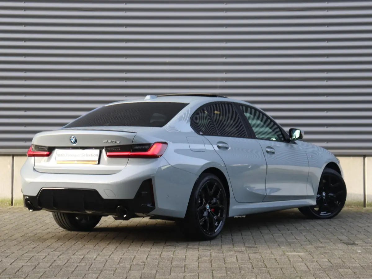 330e | M Sportpakket Pro | Panodak | Head-Up | Adaptive Cruise Control | Trekhaak | Harman Kardon | Elektr. Stoelen | Comfort Access | Driving Assistant | SOH 100% | 19'' LMV