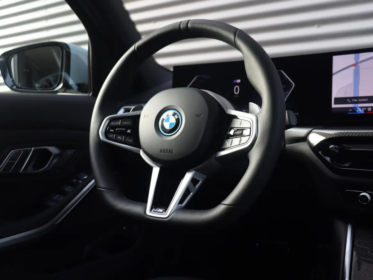 330e | M Sportpakket Pro | Panodak | Head-Up | Adaptive Cruise Control | Trekhaak | Harman Kardon | Elektr. Stoelen | Comfort Access | Driving Assistant | SOH 100% | 19'' LMV