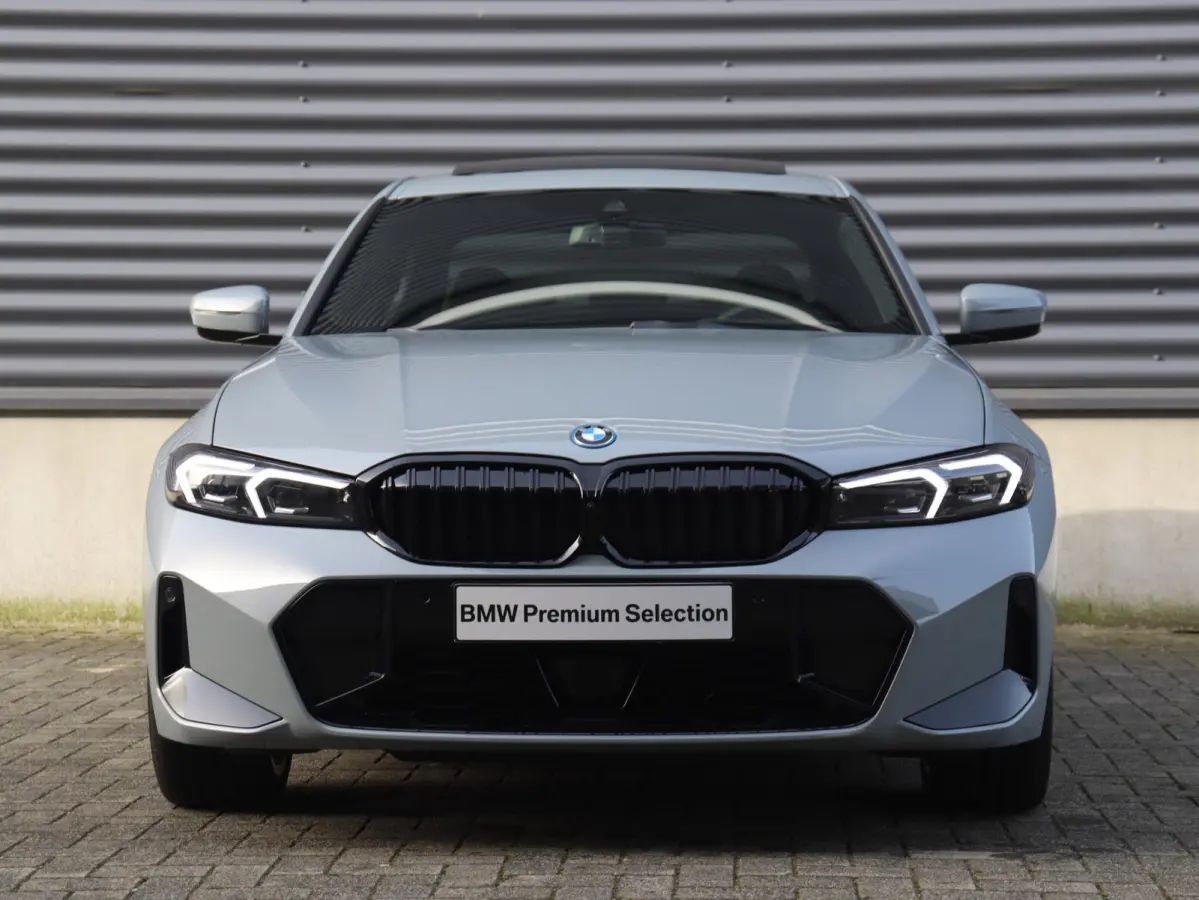 330e | M Sportpakket Pro | Panodak | Head-Up | Adaptive Cruise Control | Trekhaak | Harman Kardon | Elektr. Stoelen | Comfort Access | Driving Assistant | SOH 100% | 19'' LMV