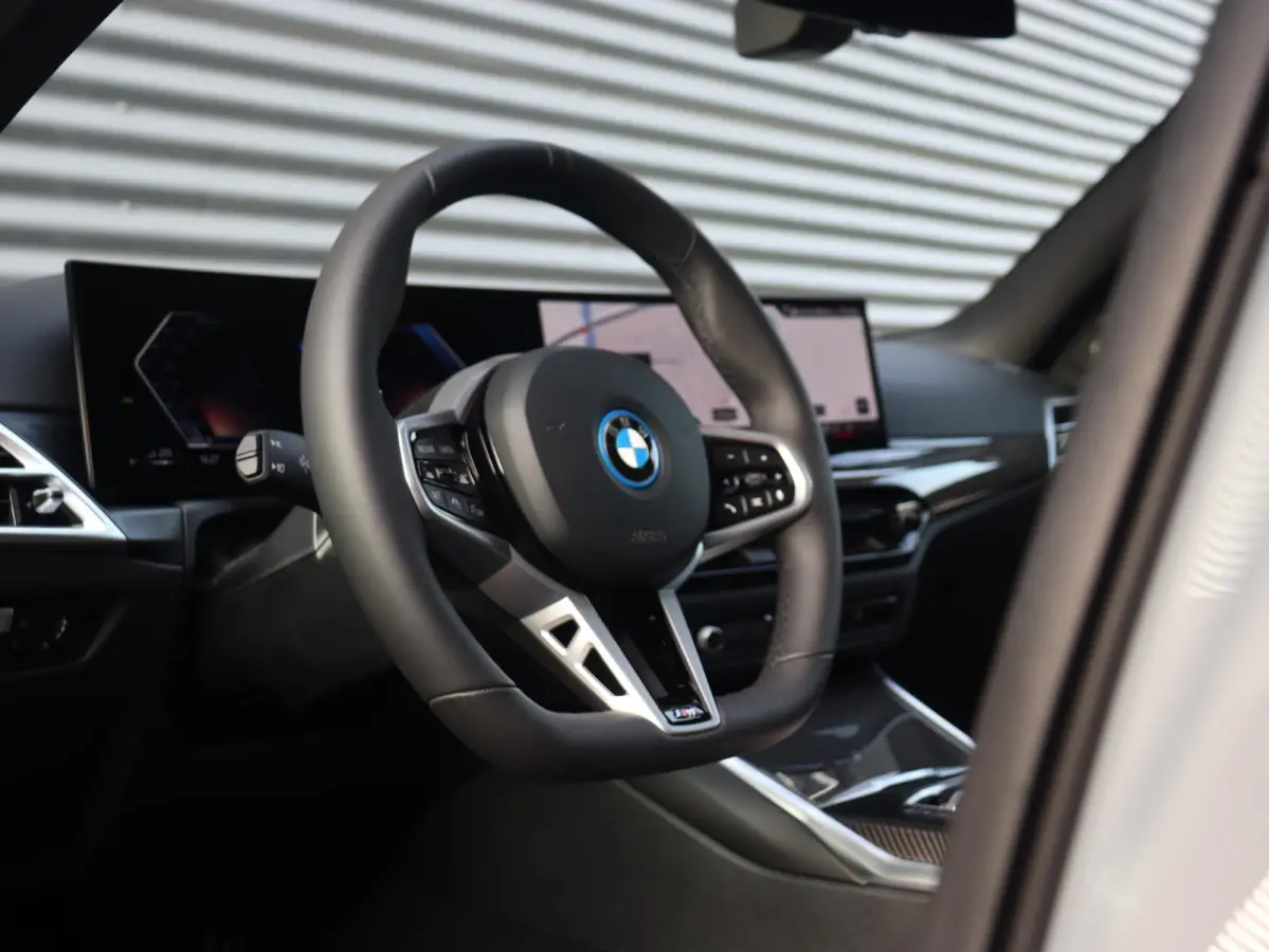 330e | M Sportpakket Pro | Panodak | Head-Up | Adaptive Cruise Control | Trekhaak | Harman Kardon | Elektr. Stoelen | Comfort Access | Driving Assistant | SOH 100% | 19'' LMV