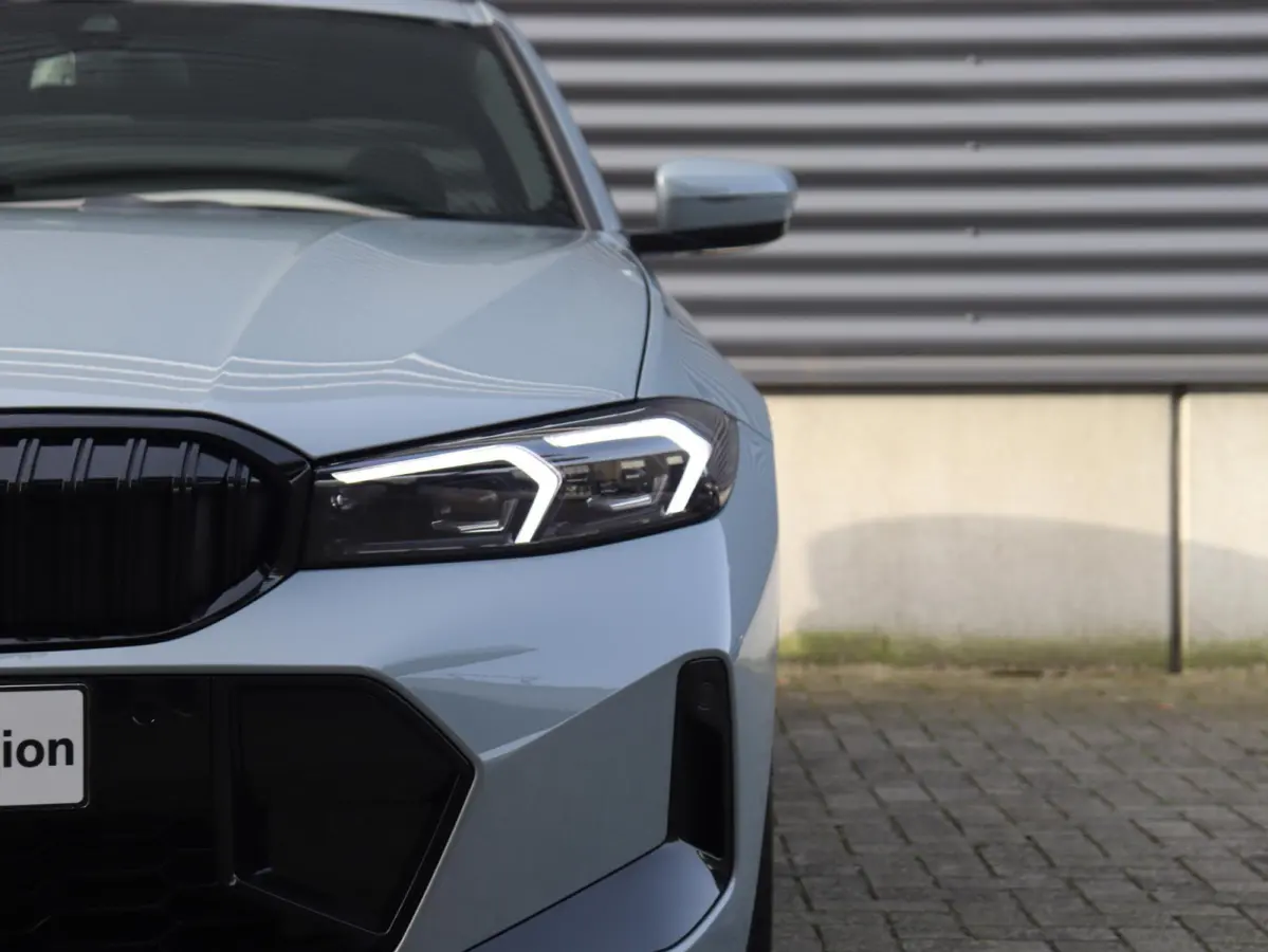 330e | M Sportpakket Pro | Panodak | Head-Up | Adaptive Cruise Control | Trekhaak | Harman Kardon | Elektr. Stoelen | Comfort Access | Driving Assistant | SOH 100% | 19'' LMV