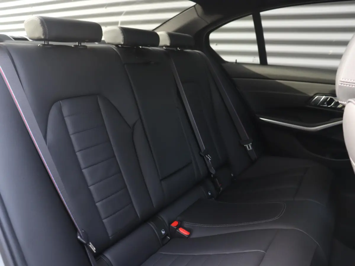 330e | M Sportpakket Pro | Panodak | Head-Up | Adaptive Cruise Control | Trekhaak | Harman Kardon | Elektr. Stoelen | Comfort Access | Driving Assistant | SOH 100% | 19'' LMV