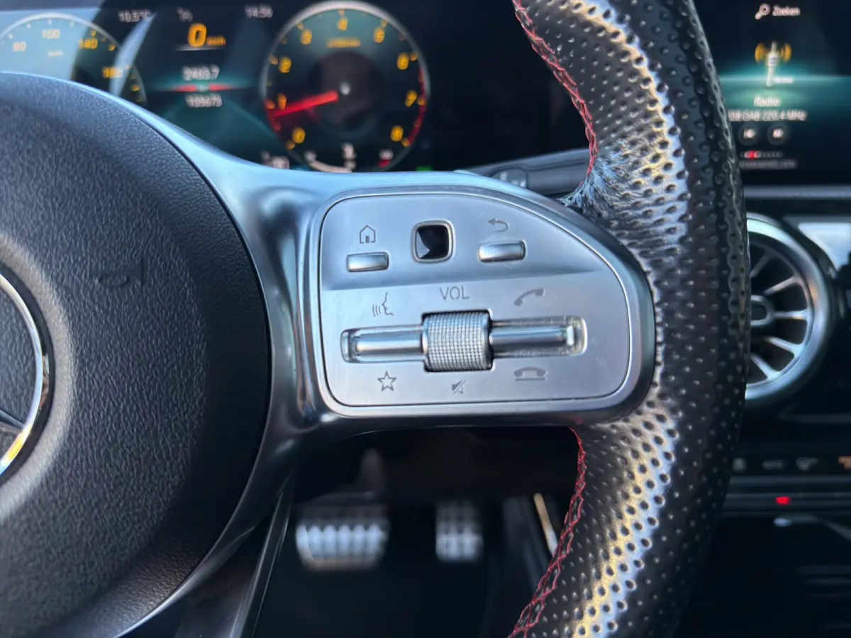 180 Business Solution AMG Widescreen | Matrix LED | Achteruitrijcamera | Apple Carplay/Android Auto | Extra getint glas | Stoelverwarming |