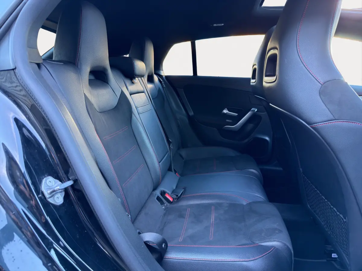 180 Business Solution AMG Widescreen | Matrix LED | Achteruitrijcamera | Apple Carplay/Android Auto | Extra getint glas | Stoelverwarming |