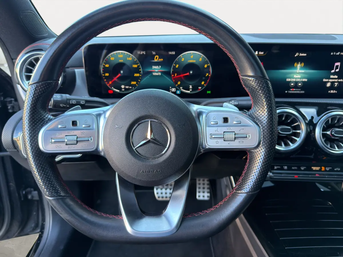 180 Business Solution AMG Widescreen | Matrix LED | Achteruitrijcamera | Apple Carplay/Android Auto | Extra getint glas | Stoelverwarming |
