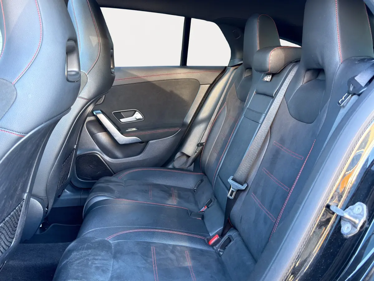 180 Business Solution AMG Widescreen | Matrix LED | Achteruitrijcamera | Apple Carplay/Android Auto | Extra getint glas | Stoelverwarming |