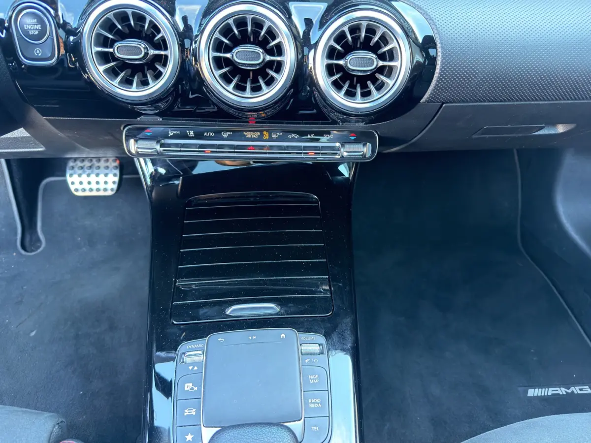 180 Business Solution AMG Widescreen | Matrix LED | Achteruitrijcamera | Apple Carplay/Android Auto | Extra getint glas | Stoelverwarming |