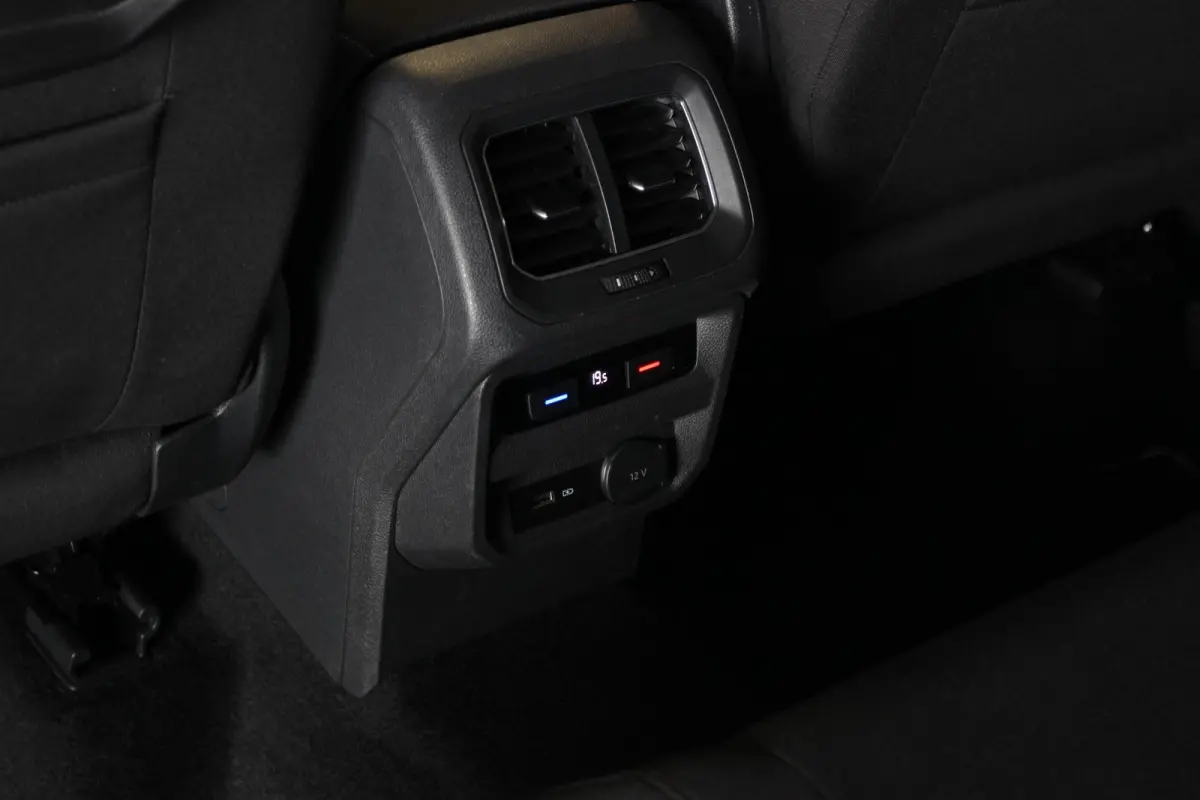 1.4 TSI Comfortline Business 7-persoons | Trekhaak | LED Matrix | Adapt. Cruise | Carplay | Navi | 18" LMV | PDC V+A