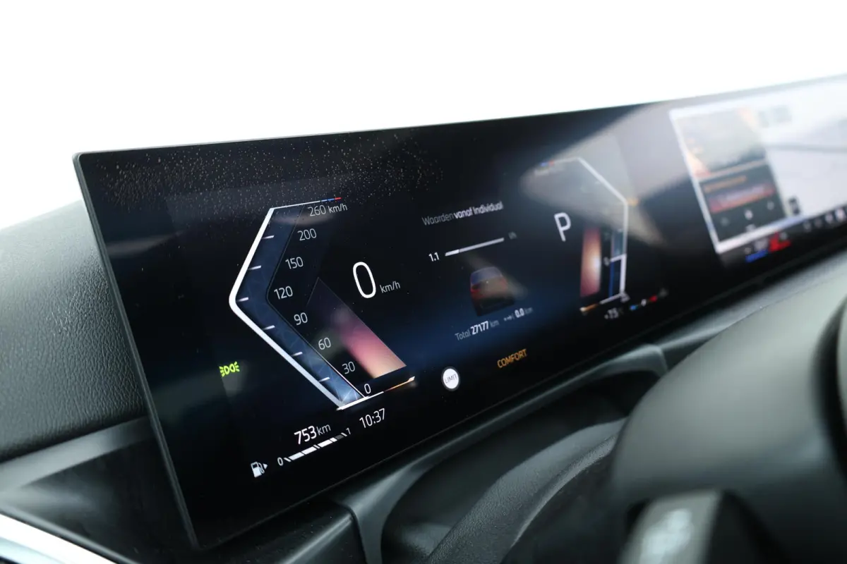 320i / M-Sportpakket / PDC / Achteruitrij Camera / Verwarmde Voorstoelen / Adaptieve Led / schuif-kanteldak /