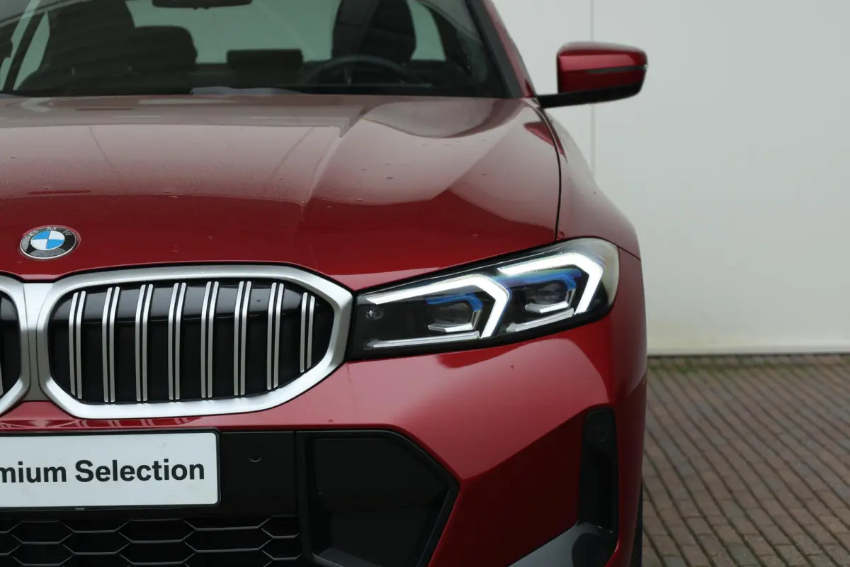 320i / M-Sportpakket / PDC / Achteruitrij Camera / Verwarmde Voorstoelen / Adaptieve Led / schuif-kanteldak /
