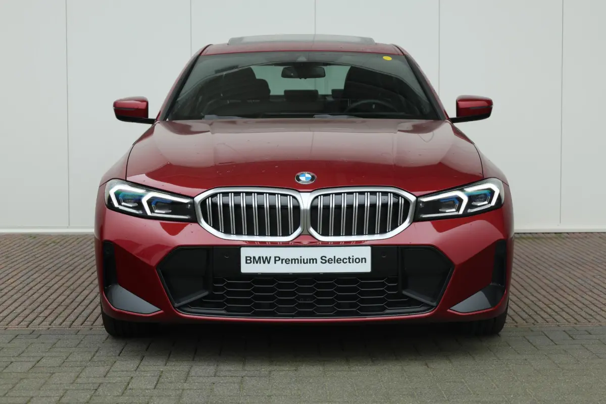 320i / M-Sportpakket / PDC / Achteruitrij Camera / Verwarmde Voorstoelen / Adaptieve Led / schuif-kanteldak /
