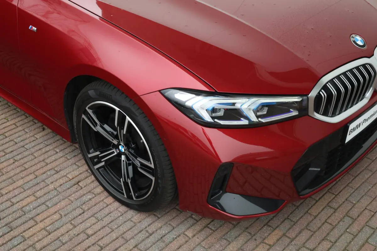 320i / M-Sportpakket / PDC / Achteruitrij Camera / Verwarmde Voorstoelen / Adaptieve Led / schuif-kanteldak /