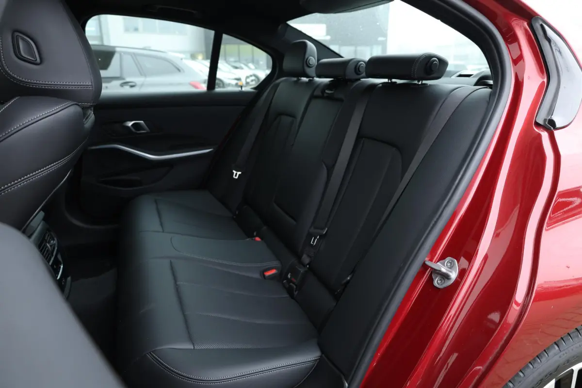 320i / M-Sportpakket / PDC / Achteruitrij Camera / Verwarmde Voorstoelen / Adaptieve Led / schuif-kanteldak /