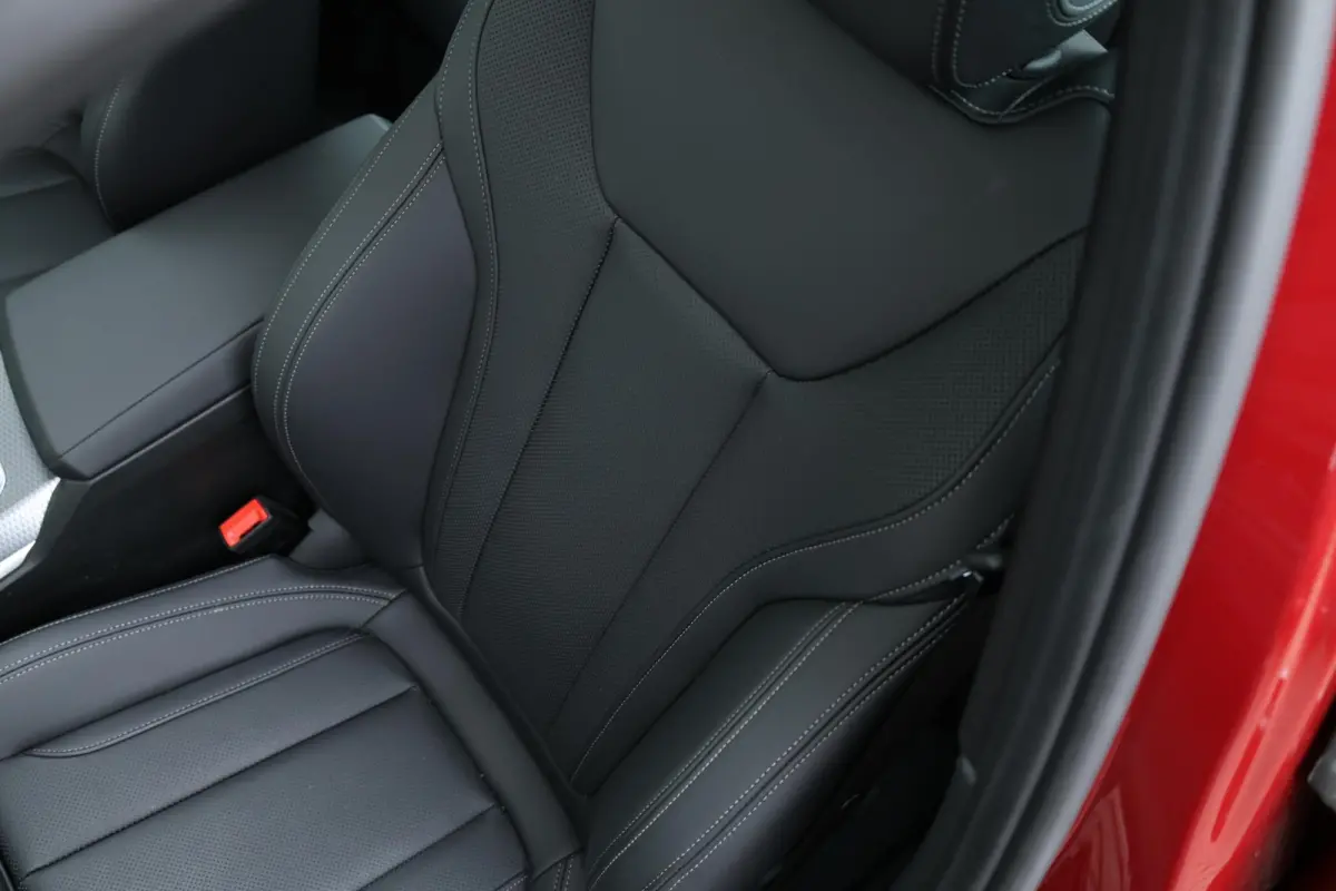 320i / M-Sportpakket / PDC / Achteruitrij Camera / Verwarmde Voorstoelen / Adaptieve Led / schuif-kanteldak /