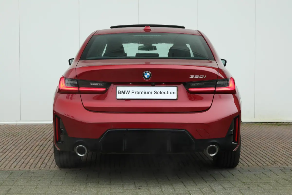 320i / M-Sportpakket / PDC / Achteruitrij Camera / Verwarmde Voorstoelen / Adaptieve Led / schuif-kanteldak /