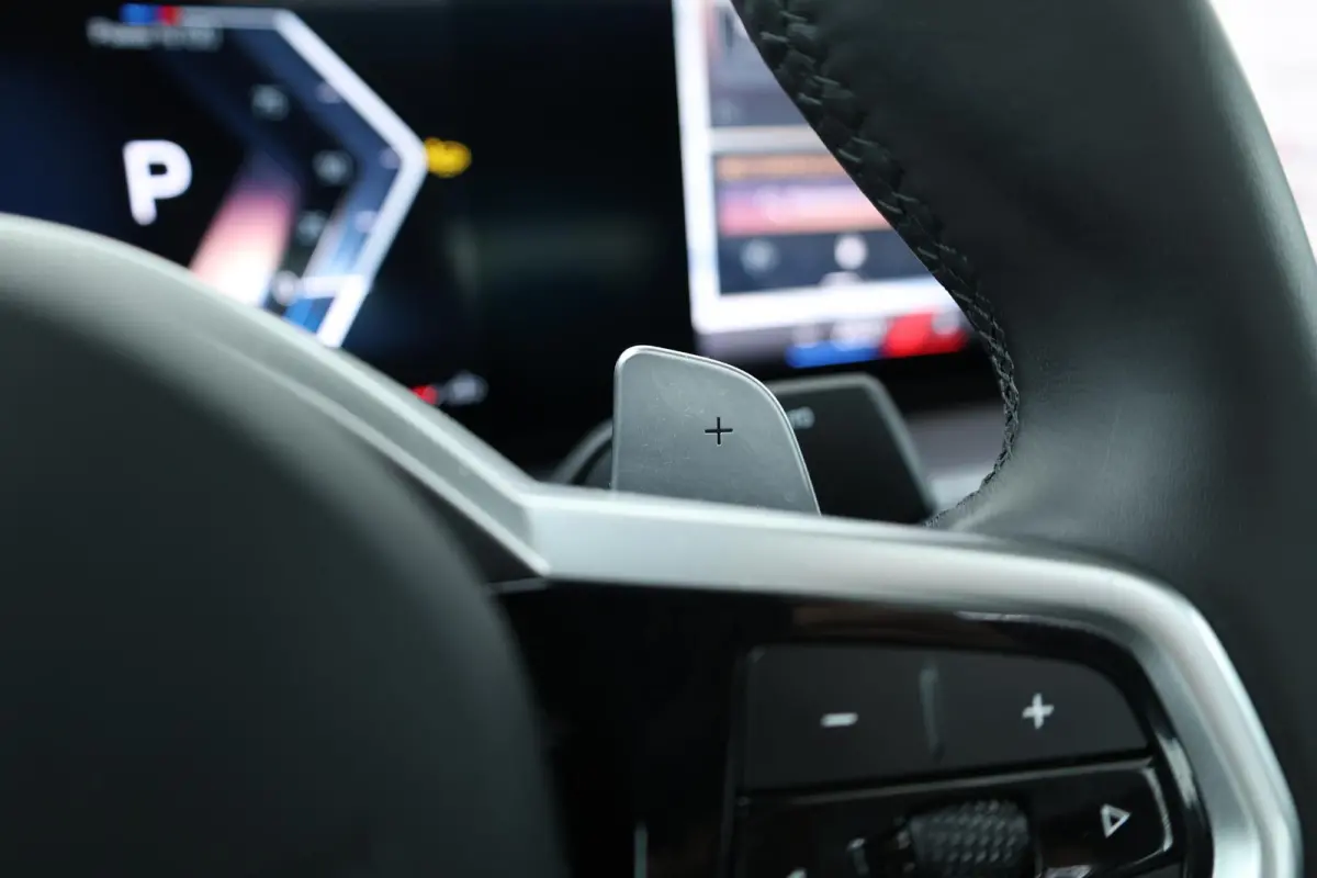 320i / M-Sportpakket / PDC / Achteruitrij Camera / Verwarmde Voorstoelen / Adaptieve Led / schuif-kanteldak /