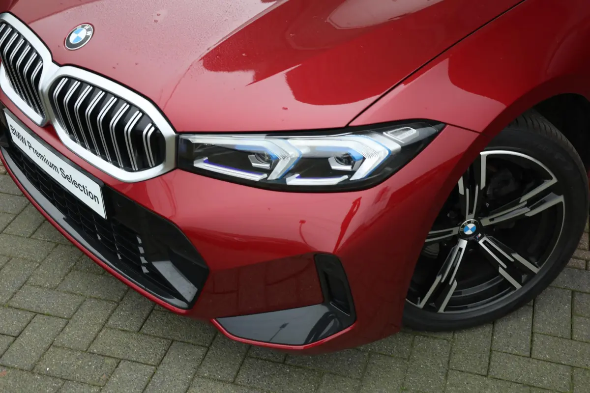 320i / M-Sportpakket / PDC / Achteruitrij Camera / Verwarmde Voorstoelen / Adaptieve Led / schuif-kanteldak /
